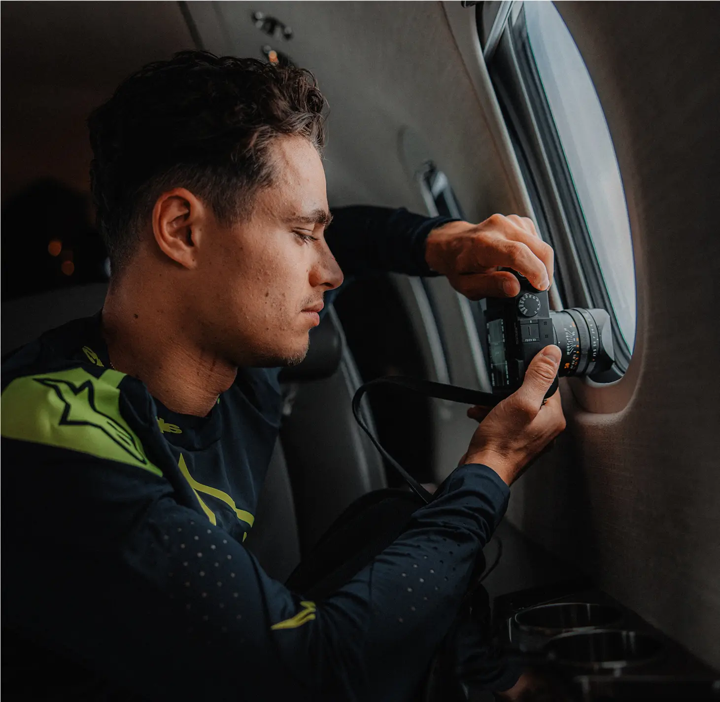Lando taking photo out of a plane